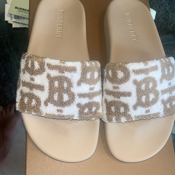 Authentic furley Burberry Slides - Picture 7 of 13